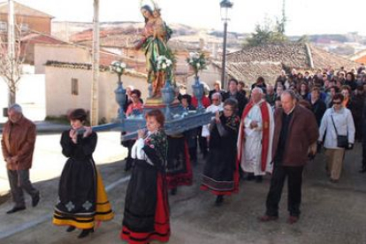Los vecinos acompañaron a la Virgen de las Candelas durante la procesión.