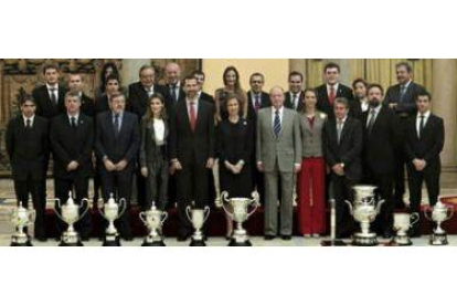 La Familia Real posa con los galardonados en la entrega de los Premios Nacionales del Deporte 2010,