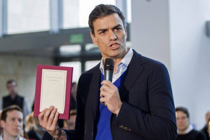 El secretario general del PSOE, Pedro Sánchez, ha afirmado hoy que se "avergüenza" del Gobierno y ha pedido a su presidente, Mariano Rajoy, que "se deje de historias" porque su historia es la del "fraude electoral".