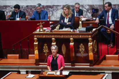 Elisabeth Borne, en su discurso ante la Asamblea Nacional de Francia, ayer. MOHAMMED BADRA