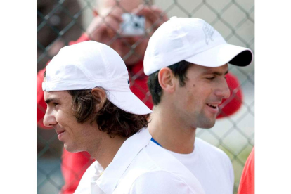 Rafa Nadal junto al serbio Djokovic en un entrenamiento.