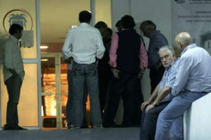 Familiares y amigos del torero español José Tomás esperan fuera del hospital.