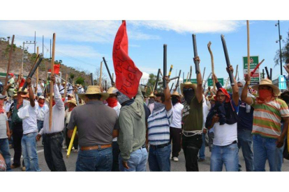Profesores mexicanos cortan la autopista del Sol para defender sus reivindicaciones.