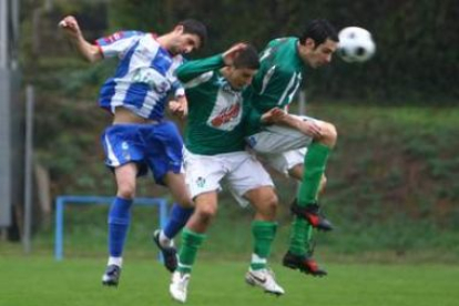 El filial blanquiazul dio un recital de juego y goles y se queda solo al frente de la tabla.