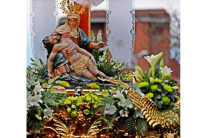 La Virgen de Angustias es una de las que mayor devoción genera entre los leoneses cada Semana Santa. Su imagen debuta cada año en la procesión de La Pasión. | ramiro