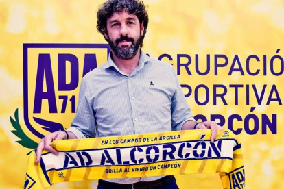 Emilio Vega, natural de Bembibre, ya es el nuevo director deportivo del Alcorcón, después de que el vicepresidente de la Cultural, Iván Bravo, comprara el club. AD ALCORCÓN