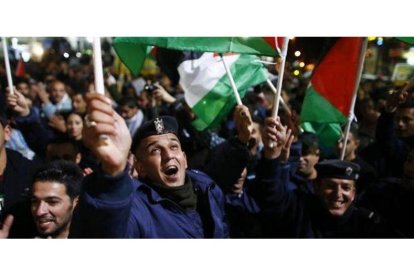 Ciudadadanos palestinos celebran el voto en la ONU en Ramala.