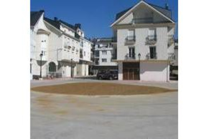La zona de la fuente en la plaza de la Xirula fue cubierta con tierra