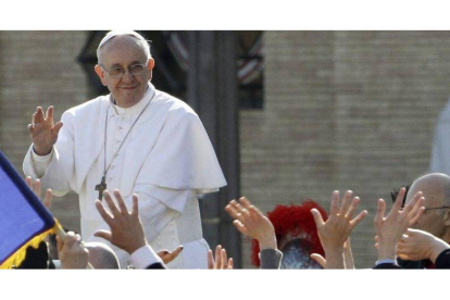 El papa Francisco saluda a los fieles antes de oficiar la misa solemne de inicio de su pontificado en la plaza de San Pedro en el Vaticano.