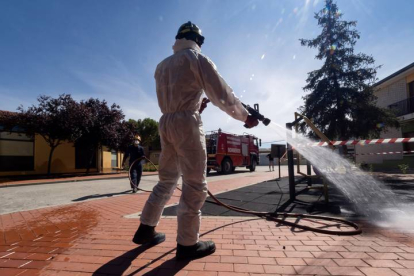 Un bombero desinfecta las calles de Pedrajas de San Esteban (Valladolid). R. GARCÍA