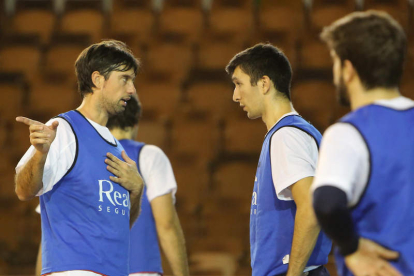 Jorge García Vega conversa con Dacevic, durante un entrenamiento del Ademar.