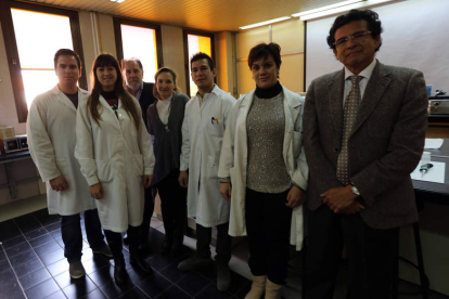 Parte del equipo investigador que dirige el catedrático Julio G. Prieto, en el centro, con el neurocirujano José Cosamalón.