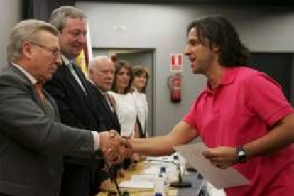 Martín Manceñido entregó la distinción de honor a Diario de León