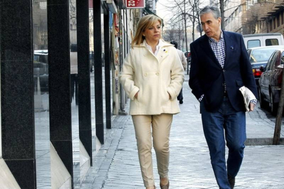 La vicesecretaria general del PSOE y cabeza de la lista europea, Elena Valenciano, y Ramón Jáuregui, a su llegada esta mañana a la reunión del comité federal.