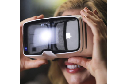 Una mujer prueba unas gafas de realidad virtual en la Feria de «Photokina» de Colonia.