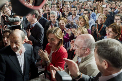 Chacón aplaude a Rubalcaba tras conocer los resultados.