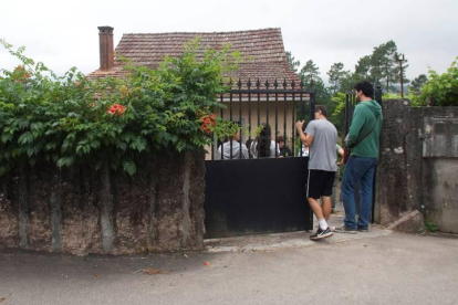 Varias personas ante la casa del hombre fallecido en Galicia