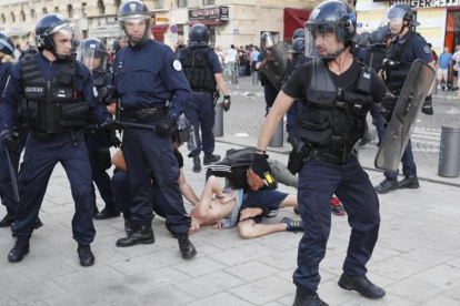 Incidentes con hinchas ingleses en Marsella durante la Eurocopa del 2016.