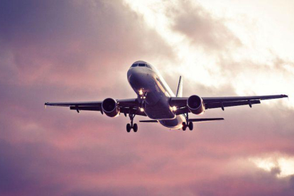 Avión en pleno despegue.