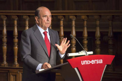 El presidente del Banco Santander, Emilio Botín, durante su intervención en la XIII Junta General de Accionistas de Universia.