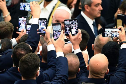 El papa Francisco, fotografiado por cientos de móviles en la última audiencia pública. ETTORE FERRARI