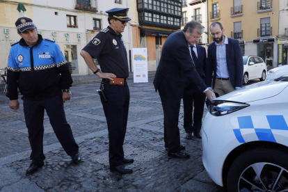 El alcalde de León, Antonio Silván, durante la presentación de los vehículos eléctricos. MARCIANO