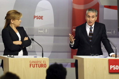 La vicesecretaria general del PSOE, Valenciano, y el diputado Jáuregui, tras la Ejecutiva Federal.