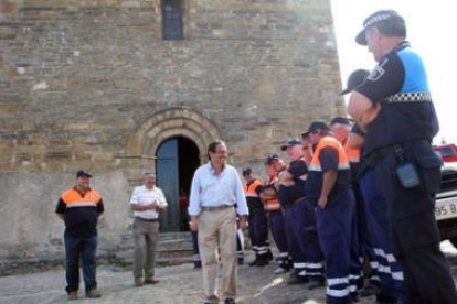 Luis Aznar saluda a los efectivos del grupo de Protección Civil de Villafranca.