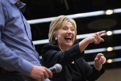 La candidata demócrata Hillary Clinton saluda al público en el segundo debate de los candidatos demócratas.