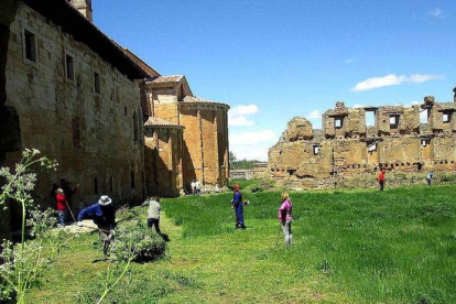 Voluntarios de Promonumenta limpiando en el monasterio de Sandoval. JESÚS FERRERAS