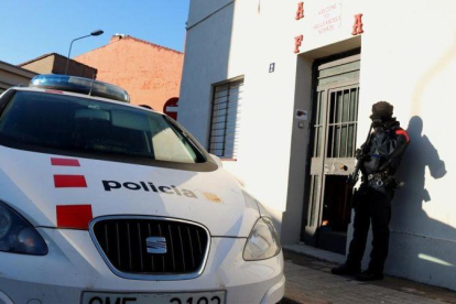 Un agente de los Mossos custodia la entrada a la sede de Los Ángeles del Infierno en Sabadell.