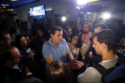 El presidente de Ciudadanos, Albert Rivera, a su llegada a Madrid tras su viaje a Caracas. JAVIER LIZÓN