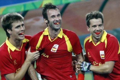 Casasayas, Alegre y Sallés celebran el gol del primero ante Australia.