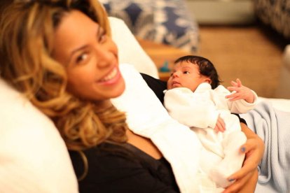 Beyoncé posa con su hija recién nacida, Blue Ivy, que se ha hecho ya tan famosa como su madre.