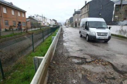 La carretera del Canal Bajo se halla en estado penoso.