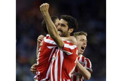 Raúl García celebra con sus compañeros su segundo gol ante el Celta en Balaídos SALVADOR SAS