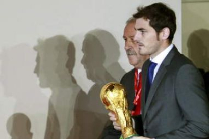 El capitán de la selección Casillas, derecha, y el técnico Del Bosque con la Copa del Mundo.