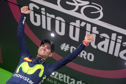 Alejandro Valverde, en el podio tras sumar su primer triunfo en el Giro. ZENNARO