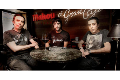 Carlos Fernández, Mario Álvarez y Pepe Amez son el alma de la jam del Gran Café, la ineludible cita semanal de la música leonesa. DL