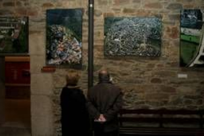 Las fotografías ocupan las paredes del patio interior y de la cripta del Museo del Bierzo