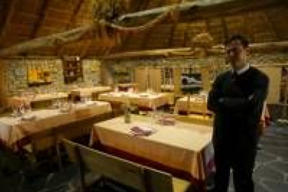El gerente del Legado del Bierzo, Javier Fernández, en el interior del restaurante