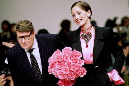 Yves Sint Laurent estaba considerado como uno de los últimos supervivientes de una generación excepcional de modistos que hizo de París la capital mundial de la moda, incluidos los también franceses Christian Dior y Coco Chanel.