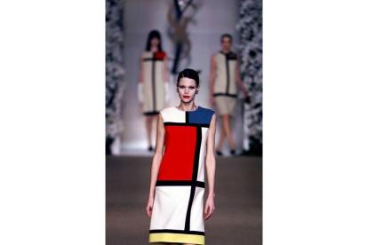 Ives Saint-Laurent fue el creador de los originales vestidos trapecio, el esmoquin de mujeres y la «sahariana». En la imagen, modelos inspirados en pintores como Mondrian.