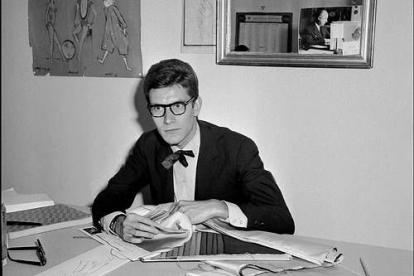 Ives Saint-Laurent en su estudio durante los años sesenta. En 1962 presentó su primera colección bajo el nombre de «Yves Saint-Laurent» y ese mismo año lanzó el chaquetón marinero.