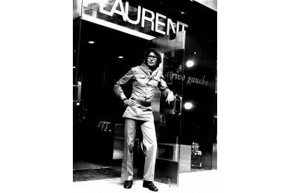 Yves Saint-Laurent luce un modelo de su colección de estilo safari para su colección Rive Gauche.