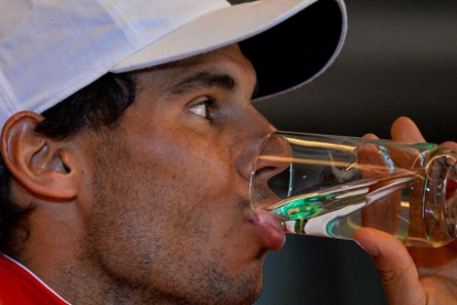 Rafael Nadal bebe agua durante el sorteo de la eliminatoria de Copa Davis contra la India.