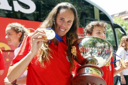 Amaya Valdemoro luce la medalla de oro que ganó España en el último Europeo.