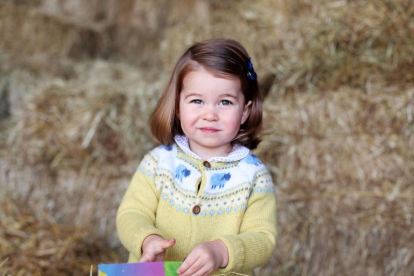 La casa real británica ha distribuido una nueva foto de Carlota, la hermana del príncipe Jorge, con motivo de su segundo cumpleaños.