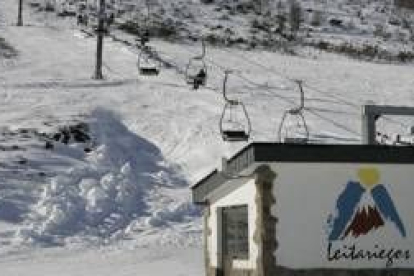 Detalle de unos telesillas de la estación de Leitariegos en la pasada campaña invernal