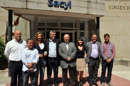 El secretario autonómico del PSCyL, Julio Villarrubia, a las puertas del centro de salud de Béjar, en Salamanca.
